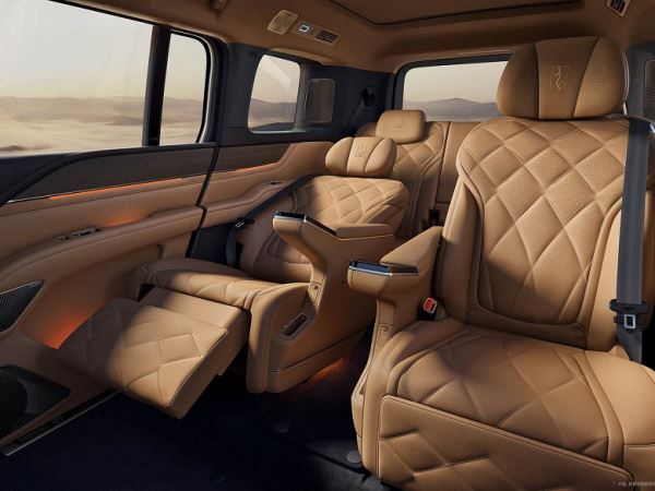 Для тех, кому надоел Mercedes-Maybach GLS. BYD Yangwang U8 L Dingshi Edition уже доступен для заказа: эмблема из 24-каратного золота, «нулевая гравитация», 1200 л.с. и огромный салон