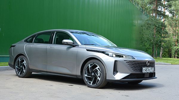 Этюд в светло-серых тонах: тест-драйв седана Changan Lamore