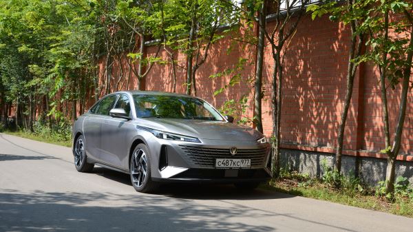 Этюд в светло-серых тонах: тест-драйв седана Changan Lamore