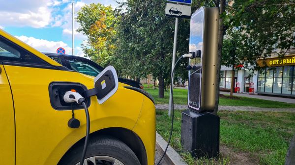Зарядки для электромобилей в Москве стали платными: что изменится для владельцев