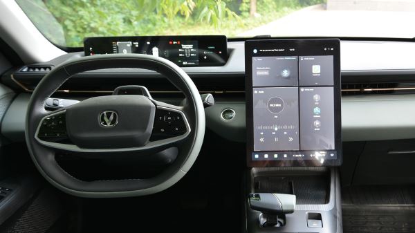Этюд в светло-серых тонах: тест-драйв седана Changan Lamore