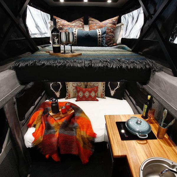 Калифорнийская компания превратила Mercedes-Benz Sprinter в крутой автодом для российской глубинки: лифт подвески, защита кузова, лебедка и полный привод