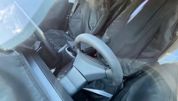 Самая дешёвая Tesla в истории: теперь без панорамной крыши, с упрощённым салоном и освещением
