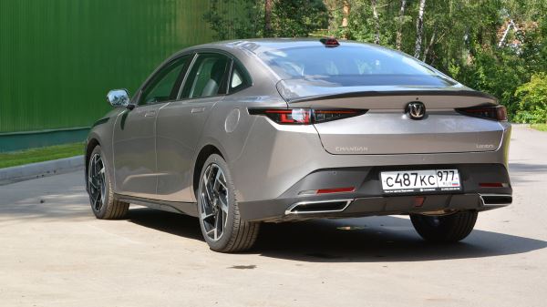Этюд в светло-серых тонах: тест-драйв седана Changan Lamore