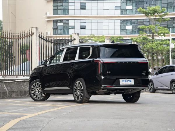 261 л.с., 8-ступенчатый «автомат» Aisin, полный привод, адаптивная подвеска и топовое оснащение за 180 тыс. юаней (2 млн рублей): представлен Exeed VX 2026