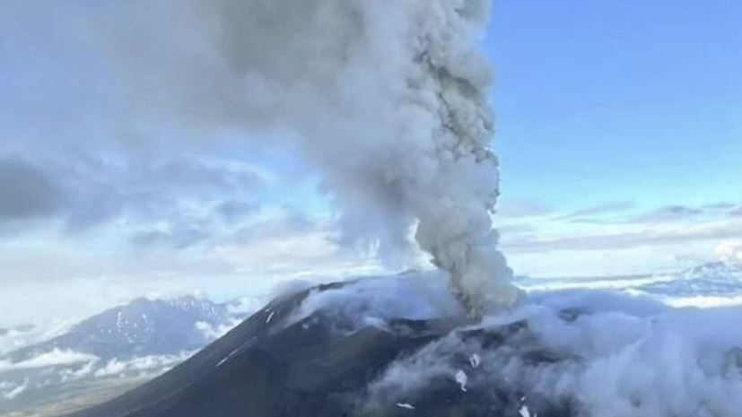 «Роскосмос» показал кадры извержения вулкана Крашенинникова со спутников