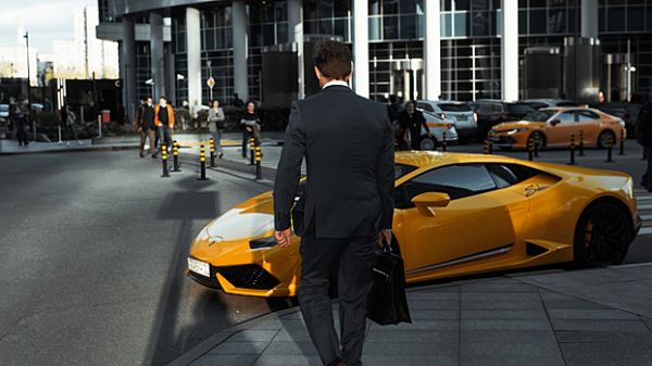 Какие автомобили попадают под налог на роскошь в 2025 году: список премиальных машин и дорогих моделей авто, облагающихся повышающим коэффициент от Минпромторга