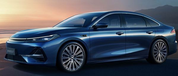 Большой 238-сильный седан Geely Galaxy A7 с запасом хода больше 2100 км оказался в два раза дешевле Toyota Camry. За новинку просят всего 97,8 тыс. юаней (1,1 млн рублей)