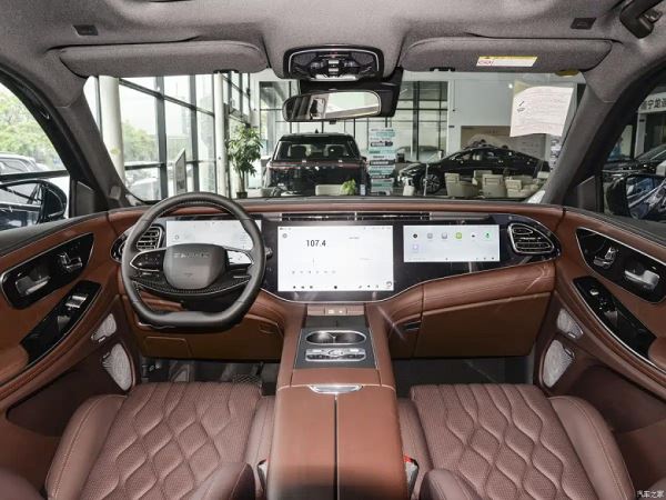 261 л.с., 8-ступенчатый «автомат» Aisin, полный привод, адаптивная подвеска и топовое оснащение за 180 тыс. юаней (2 млн рублей): представлен Exeed VX 2026