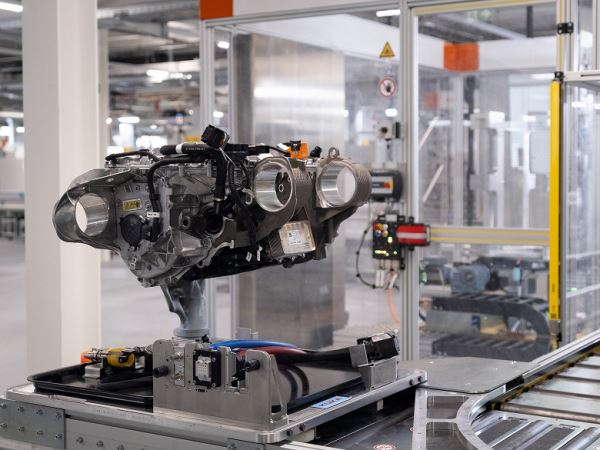 BMW запустила производство совершенно новых моторов для машин Neue Klasse с «акульим носом»: опубликованы фото двигателей