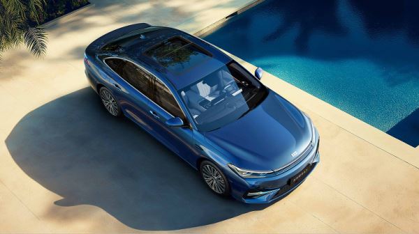 Большой 238-сильный седан Geely Galaxy A7 с запасом хода больше 2100 км оказался в два раза дешевле Toyota Camry. За новинку просят всего 97,8 тыс. юаней (1,1 млн рублей)