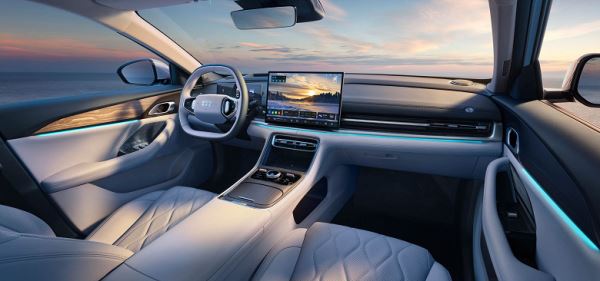 Большой 238-сильный седан Geely Galaxy A7 с запасом хода больше 2100 км оказался в два раза дешевле Toyota Camry. За новинку просят всего 97,8 тыс. юаней (1,1 млн рублей)