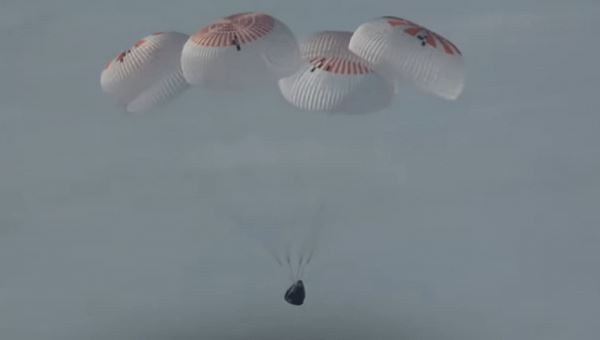 Корабль Crew Dragon с российским космонавтом на борту вернулся на Землю