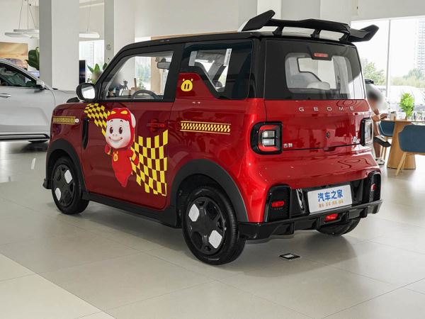 Самый дешевый Geely, и самый стильный. Представлен Geely Panda Kart Pig Man Limited Edition: всего 666 экземпляров и цена 46,9 тыс. юаней (500 тыс. рублей)